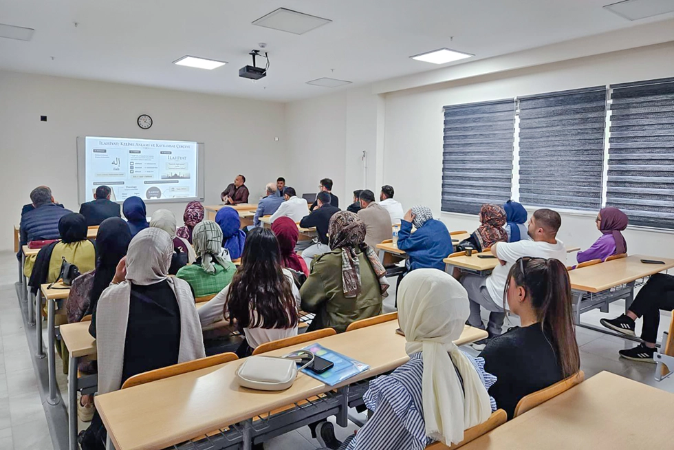Kütüphanede kitap raflarını inceleyen öğrenciler